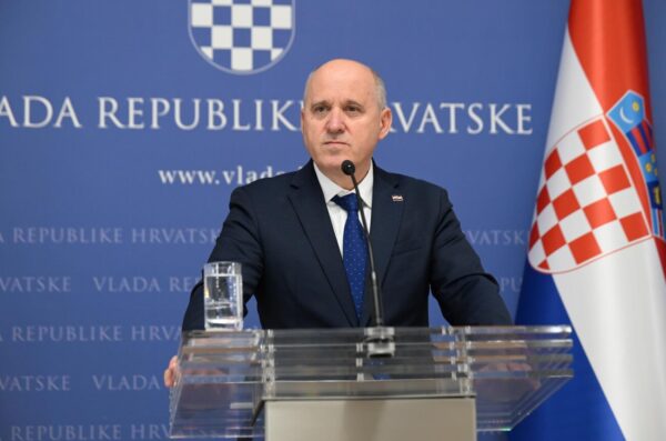 Zagreb: Nakon sastanka parlamentarne većine javnosti se obratio ministar Branko Bačić
