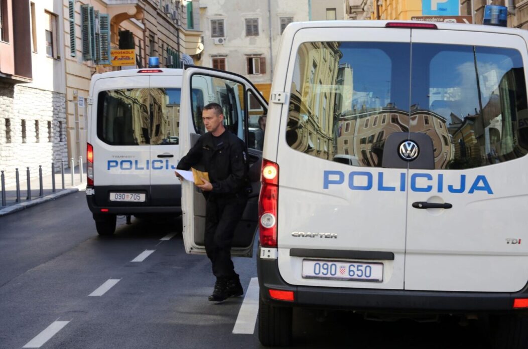 Rijeka: Privo?enje u upanijsko dravno odvjetnitvo osoba osumnji?enih za korupciju Rijeka: Privo?enje u upanijsko dravno odvjetnitvo osoba osumnji?enih za korupciju