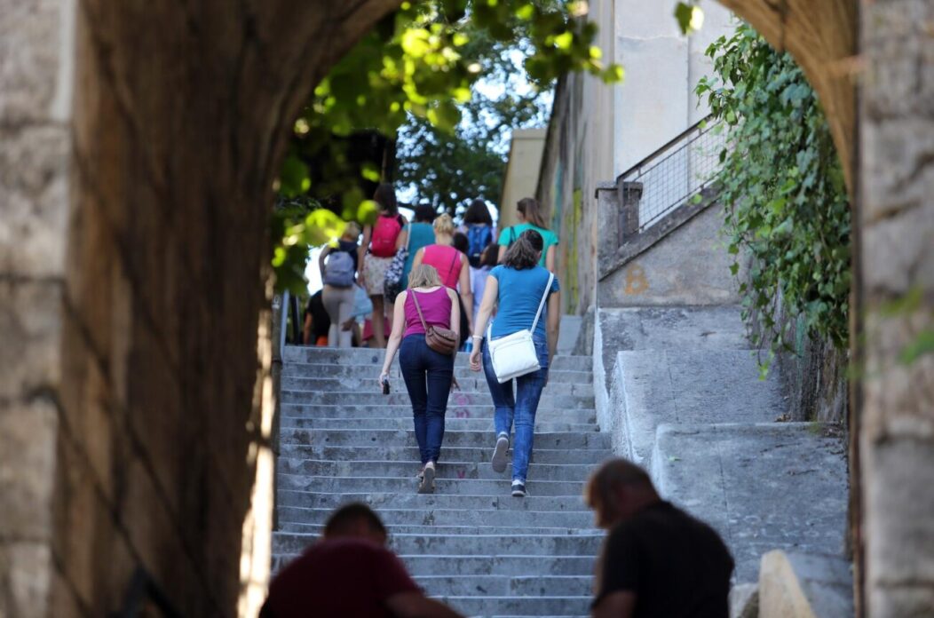 Rijeka: Turisti hodo?asnici uspinju se Trsatskim stubama uo?i blagdana Velike Gospe Rijeka: Turisti hodo?asnici uspinju se Trsatskim stubama uo?i blagdana Velike Gospe