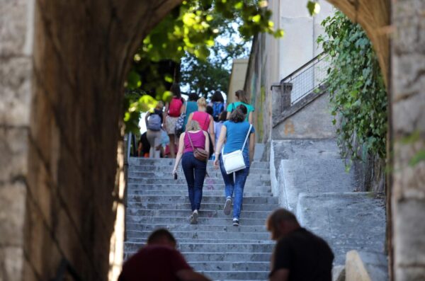 Rijeka: Turisti hodo?asnici uspinju se Trsatskim stubama uo?i blagdana Velike Gospe