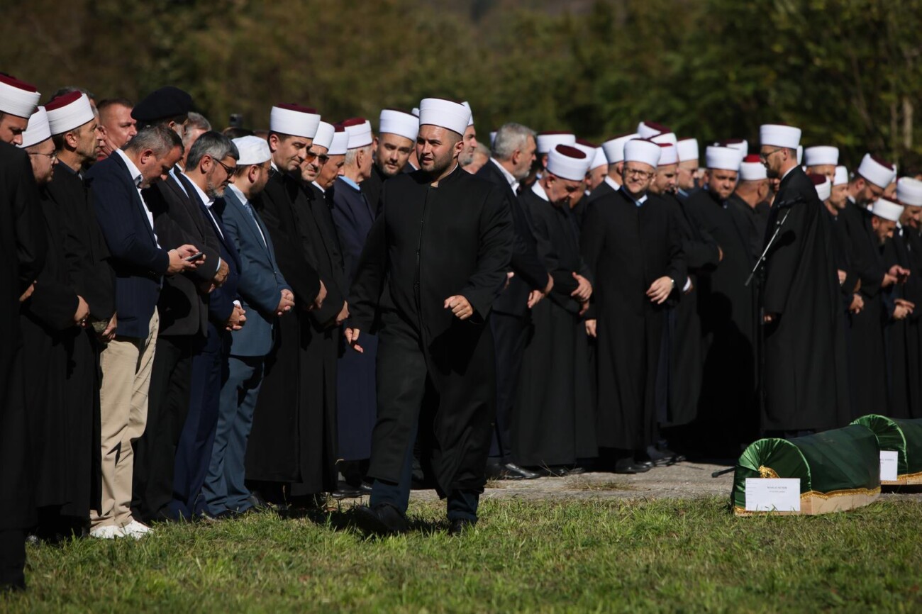 Zajednička dženaza za žrtve poplava u Jablanici Zajednička dženaza za žrtve poplava u Jablanici