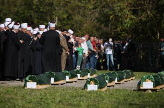 Zajednička dženaza za žrtve poplava u Jablanici Zajednička dženaza za žrtve poplava u Jablanici