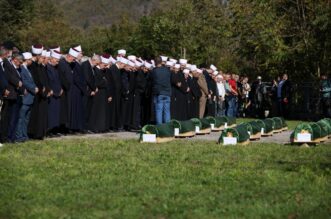 Zajednička dženaza za žrtve poplava u Jablanici Zajednička dženaza za žrtve poplava u Jablanici