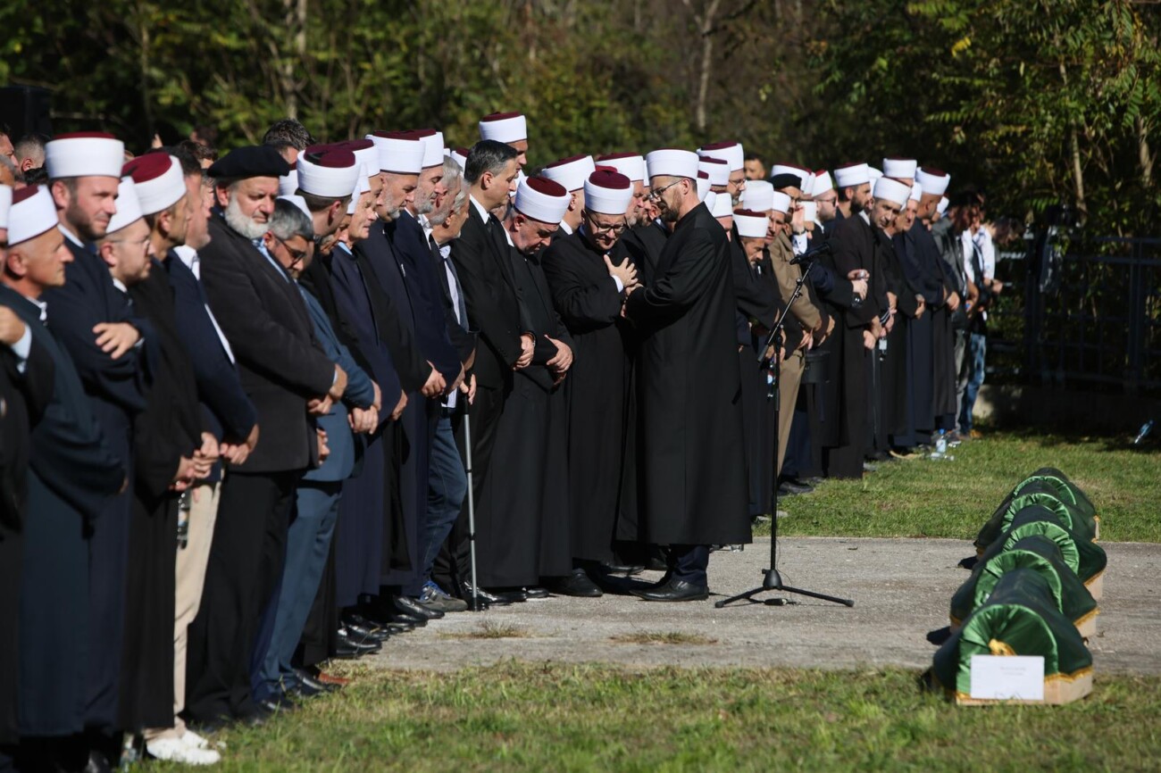 Zajednička dženaza za žrtve poplava u Jablanici Zajednička dženaza za žrtve poplava u Jablanici