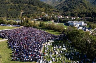 Zajednička dženaza za žrtve poplava u Jablanici Zajednička dženaza za žrtve poplava u Jablanici