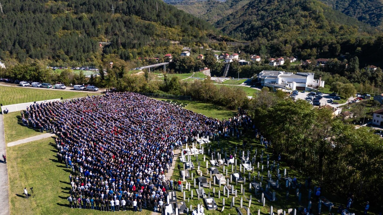 Zajednička dženaza za žrtve poplava u Jablanici Zajednička dženaza za žrtve poplava u Jablanici