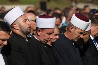 Zajednička dženaza za žrtve poplava u Jablanici Zajednička dženaza za žrtve poplava u Jablanici