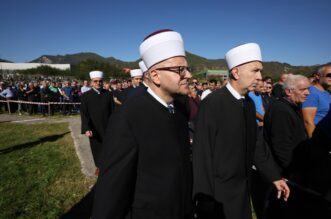 Zajednička dženaza za žrtve poplava u Jablanici Zajednička dženaza za žrtve poplava u Jablanici