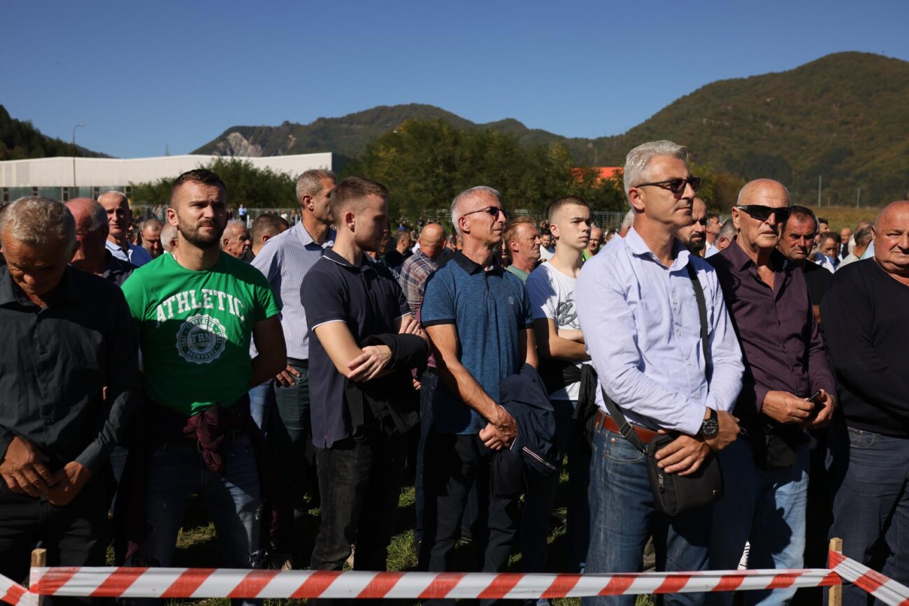 Zajednička dženaza za žrtve poplava u Jablanici Zajednička dženaza za žrtve poplava u Jablanici