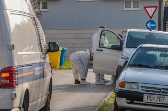 U stanu u Puli pronađen mrtav muškarac, sumnja se na ubojstvo U stanu u Puli pronađen mrtav muškarac, sumnja se na ubojstvo