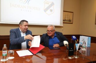 Rijeka: Potpisivanje sponzorskog ugovora izme?u Jadran hotela i HNK Rijeke Rijeka: Potpisivanje sponzorskog ugovora izme?u Jadran hotela i HNK Rijeke