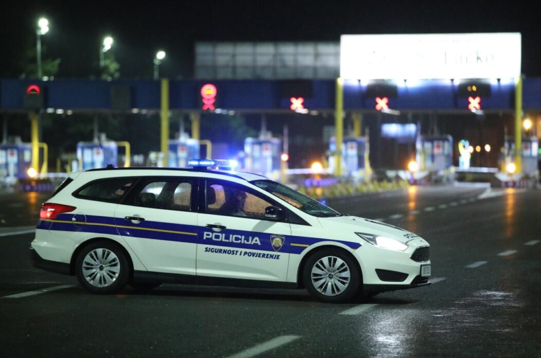 Zatvorena autocesta Zagreb – Karlovac u oba smjera, navijači se potukli s policijom Zatvorena autocesta Zagreb – Karlovac u oba smjera, navijači se potukli s policijom