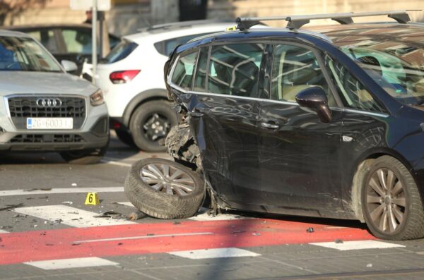 Zagreb: U prometnoj nesreći sudjelovala tri automobila, jedna osoba ozlijeđena