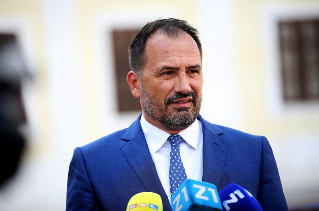 Zagreb: Igor Peternel održao je na Markovom trgu konferenciju za medije