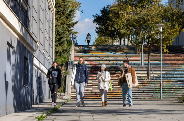 Ilustrativna trsat kampus studenti-58