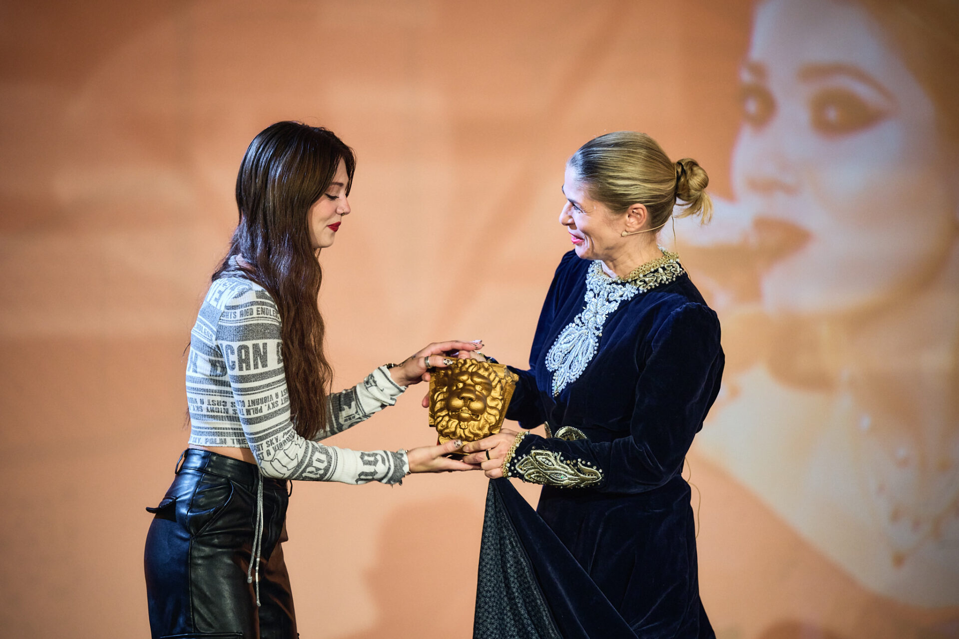 Mia Negovetić i Ana Vilenica (foto Antonio Paljuh)