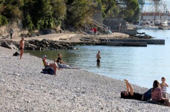 Rijeka: Građani 1. studenog uživaju na plaži Kantrida Rijeka: Građani 1. studenog uživaju na plaži Kantrida