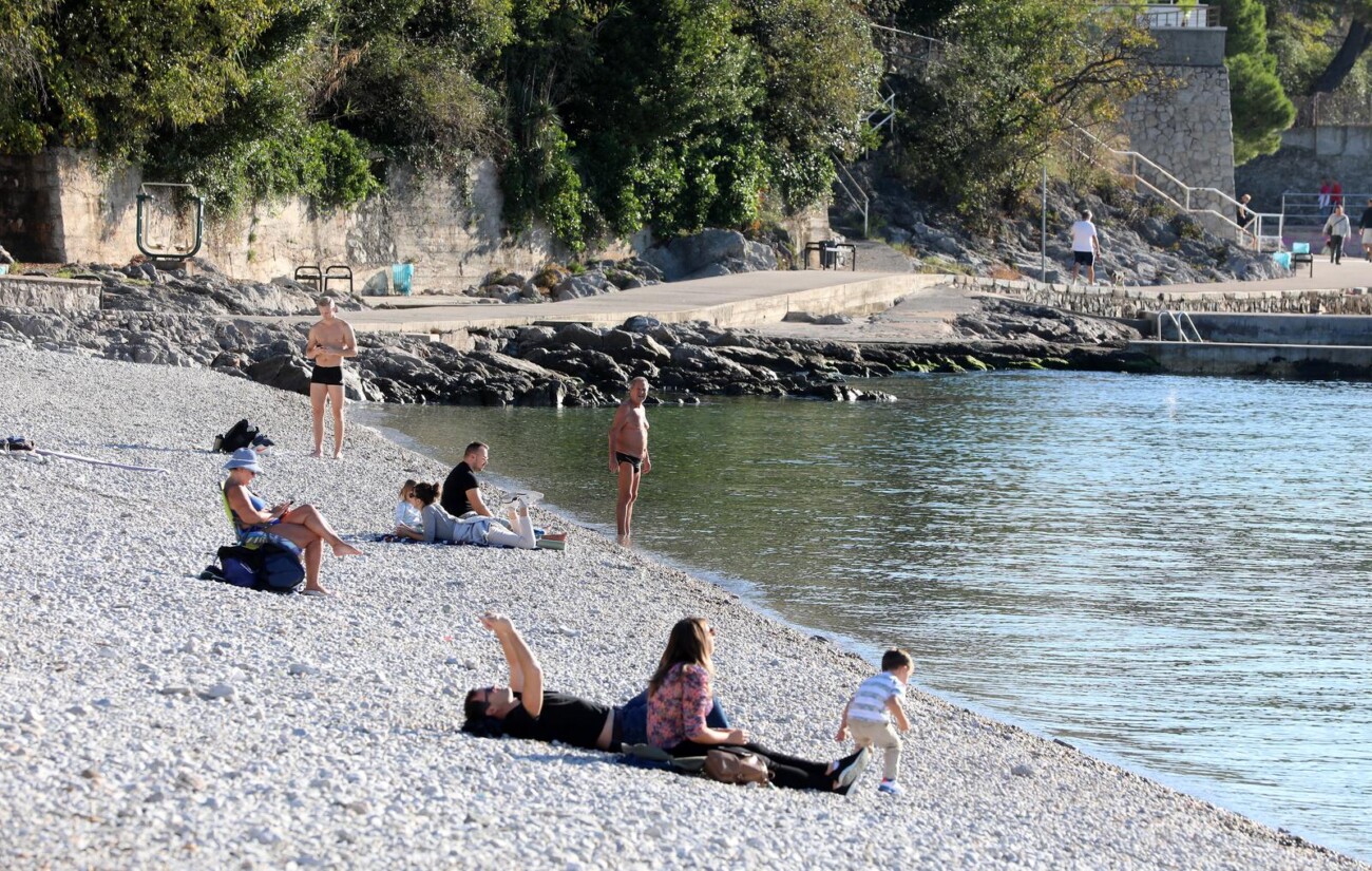 Rijeka: Gra?ani 1. studenog uivaju na plai Kantrida Rijeka: Gra?ani 1. studenog uivaju na plai Kantrida