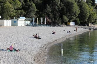 Rijeka: Građani 1. studenog uživaju na plaži Kantrida Rijeka: Građani 1. studenog uživaju na plaži Kantrida