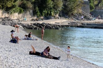 Rijeka: Građani 1. studenog uživaju na plaži Kantrida Rijeka: Građani 1. studenog uživaju na plaži Kantrida
