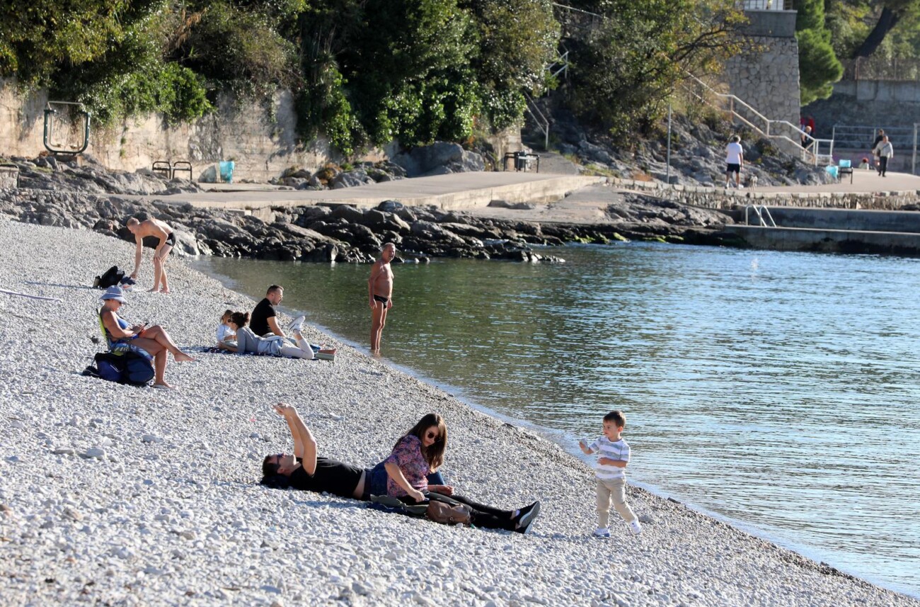 Rijeka: Građani 1. studenog uživaju na plaži Kantrida Rijeka: Građani 1. studenog uživaju na plaži Kantrida