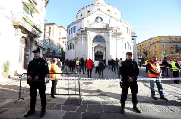 Rijeka: Muška molitva krunice ispred crkve Sv. Vida