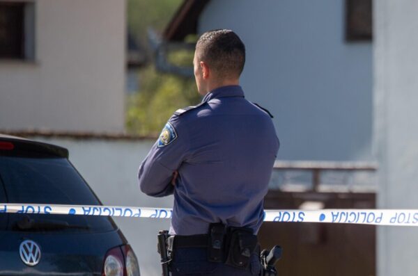 Muškarac se zatvorio u kuću u Slavoniji i prijeti, policija okružila kuću Muškarac se zatvorio u kuću u Slavoniji i prijeti, policija okružila kuću