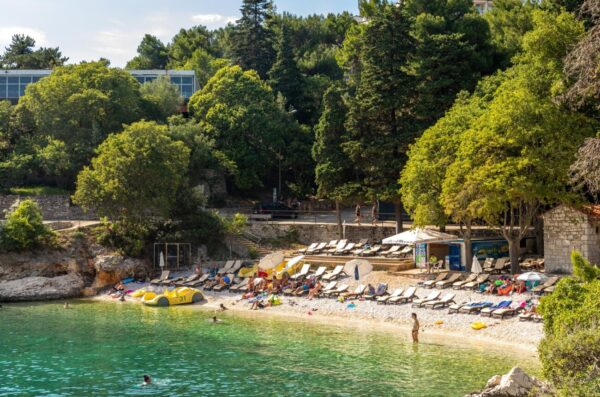 Rabac: Zbog pandemije koronavirusa plaže su poluprazne