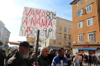Rijeka: Prosvjed protiv siromaštva na trgu 128 brigade HV