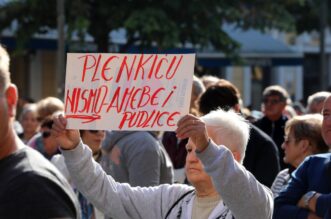 Rijeka: Prosvjed protiv siromaštva na trgu 128 brigade HV