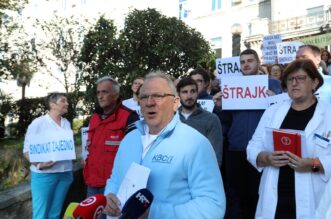 Rijeka: trajk medicinskih djelatnika u KBC-u Rijeka Rijeka: trajk medicinskih djelatnika u KBC-u Rijeka