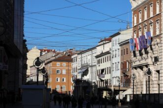 Rijeka: Po?elo ukraavanje grada uo?i blagdana Rijeka: Po?elo ukraavanje grada uo?i blagdana
