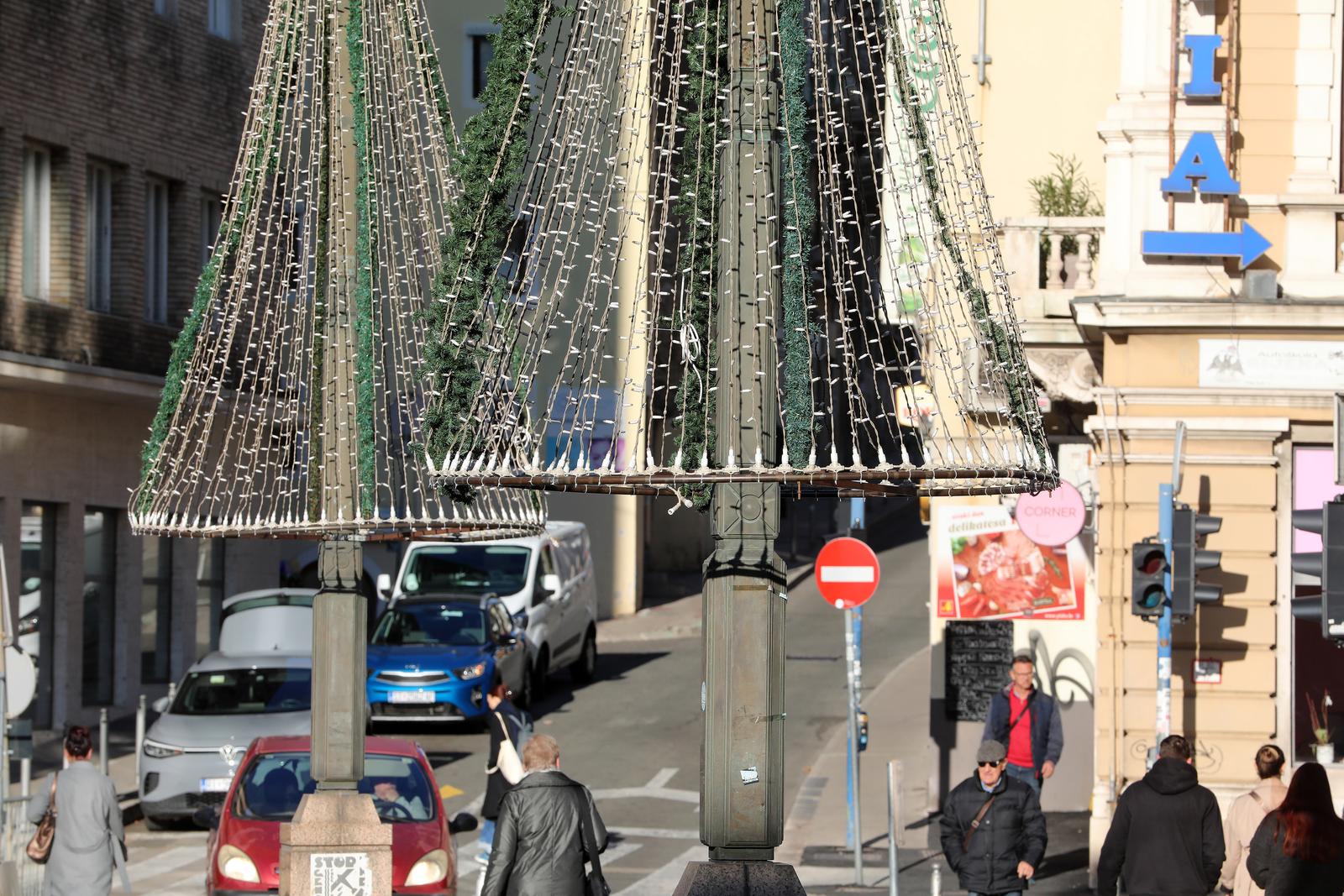 Rijeka: Po?elo ukraavanje grada uo?i blagdana Rijeka: Po?elo ukraavanje grada uo?i blagdana