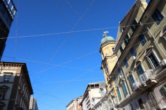 Rijeka: Počelo ukrašavanje grada uoči blagdana Rijeka: Počelo ukrašavanje grada uoči blagdana