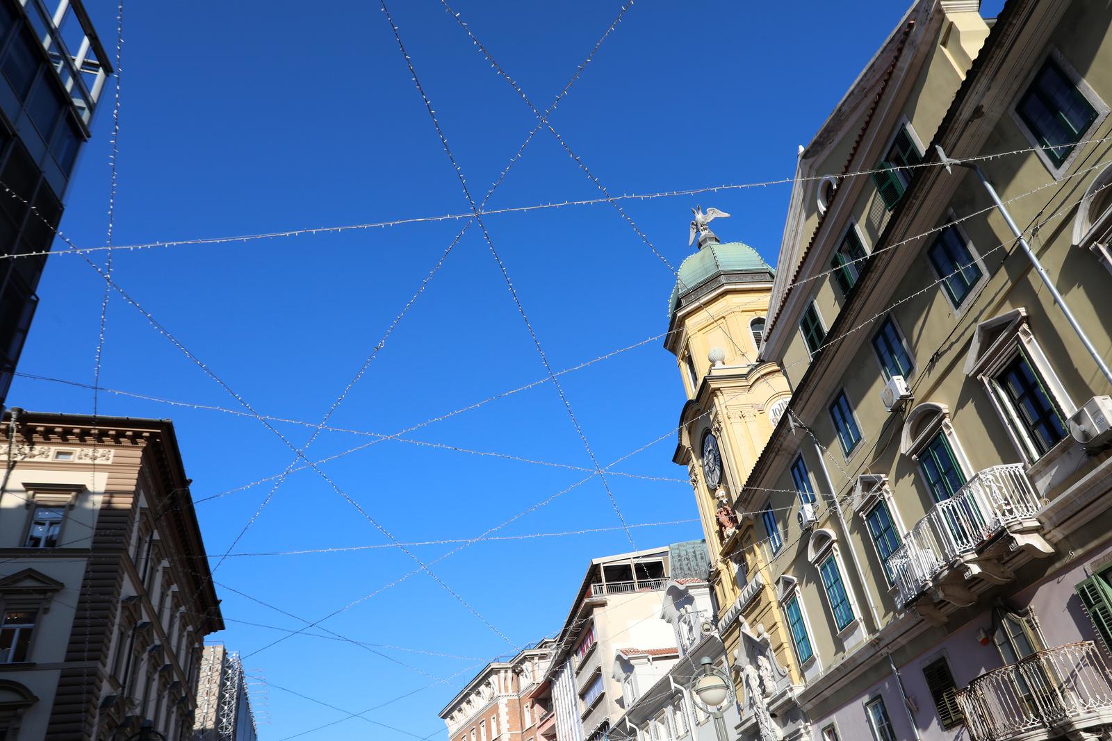Rijeka: Počelo ukrašavanje grada uoči blagdana Rijeka: Počelo ukrašavanje grada uoči blagdana