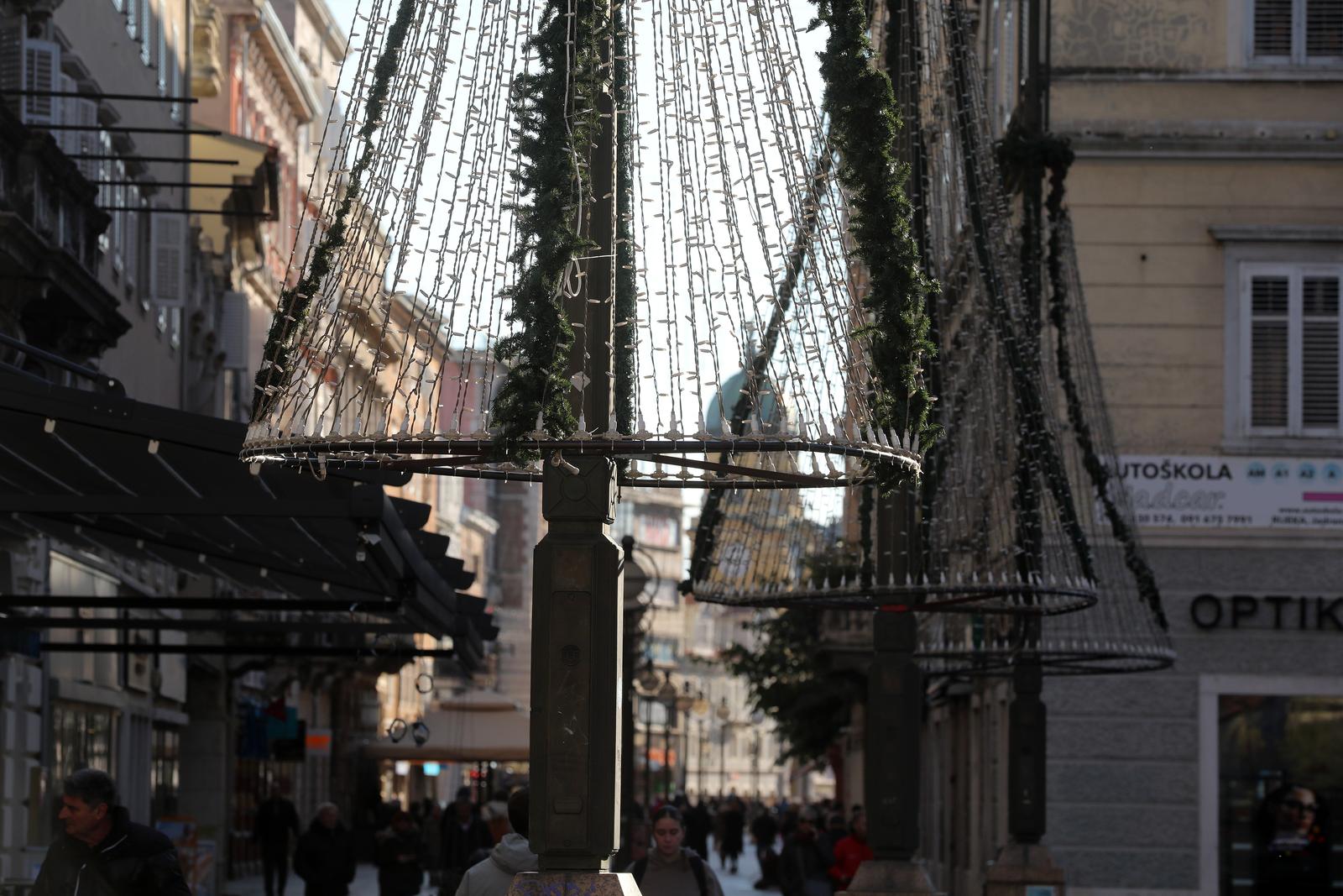 Rijeka: Po?elo ukraavanje grada uo?i blagdana Rijeka: Po?elo ukraavanje grada uo?i blagdana