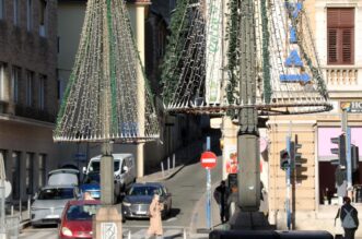 Rijeka: Počelo ukrašavanje grada uoči blagdana Rijeka: Počelo ukrašavanje grada uoči blagdana