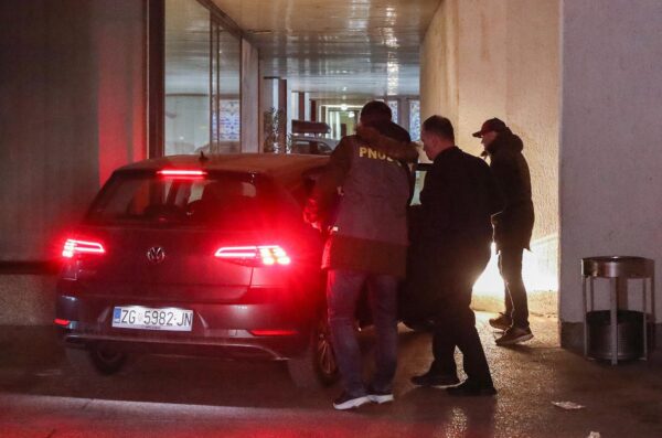 Zagreb: Vili Beroš izlazi iz svojeg ureda u Ministarstvu zdravstva u pratnji PNUSKOKA Zagreb: Vili Beroš izlazi iz svojeg ureda u Ministarstvu zdravstva u pratnji PNUSKOKA