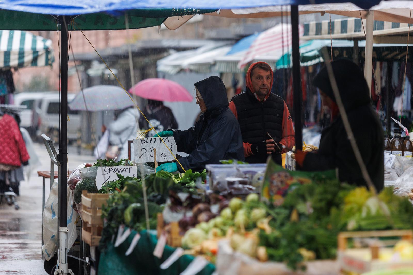 Rijeka: Kiša te jugo otežavaju rad na tržnici Rijeka: Kiša te jugo otežavaju rad na tržnici