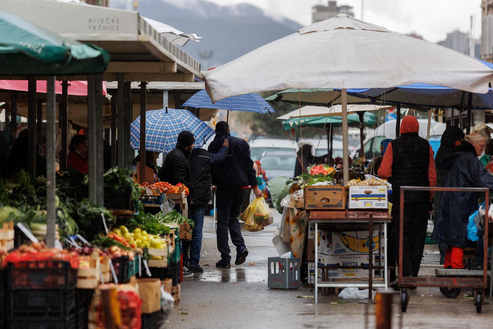 Rijeka: Kiša te jugo otežavaju rad na tržnici Rijeka: Kiša te jugo otežavaju rad na tržnici