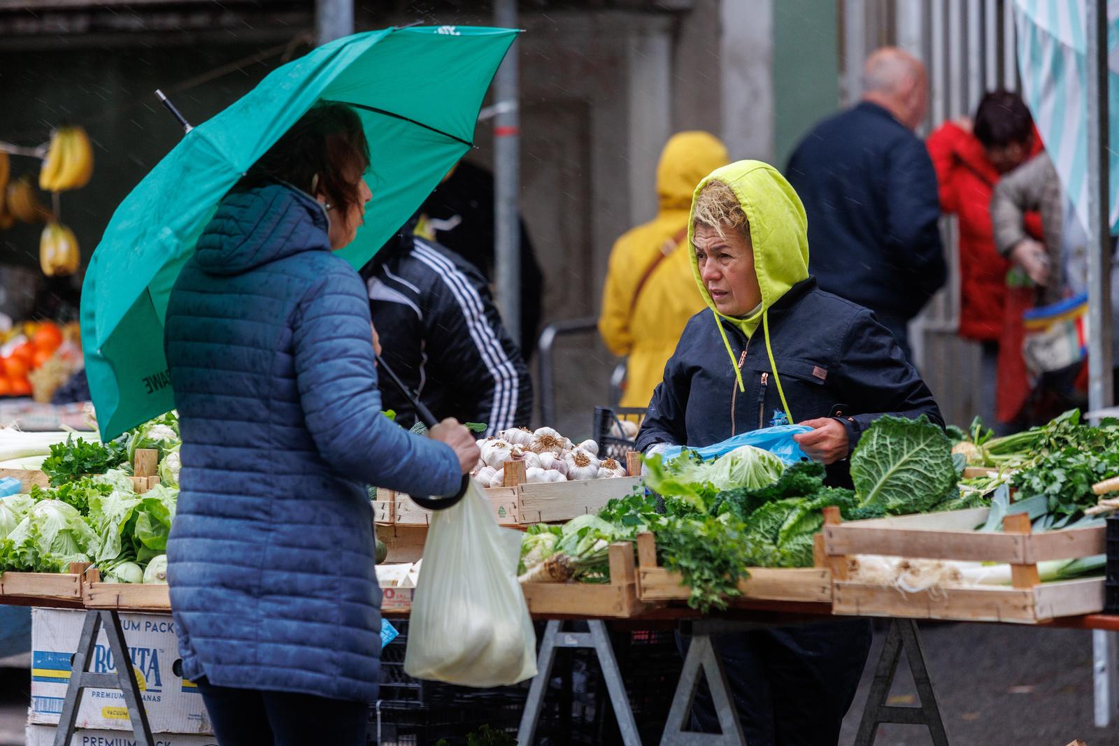 Rijeka: Kiša te jugo otežavaju rad na tržnici Rijeka: Kiša te jugo otežavaju rad na tržnici