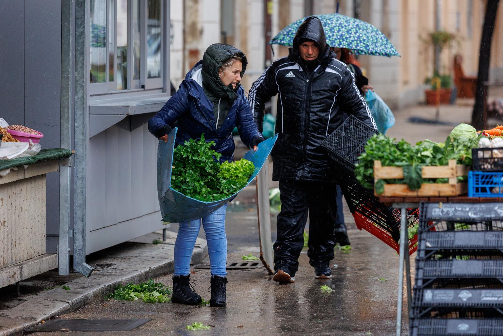 Rijeka: Kiša te jugo otežavaju rad na tržnici Rijeka: Kiša te jugo otežavaju rad na tržnici