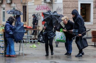 Rijeka: Kiša te jugo otežavaju rad na tržnici Rijeka: Kiša te jugo otežavaju rad na tržnici