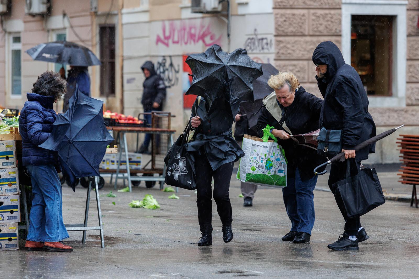 Rijeka: Kiša te jugo otežavaju rad na tržnici Rijeka: Kiša te jugo otežavaju rad na tržnici