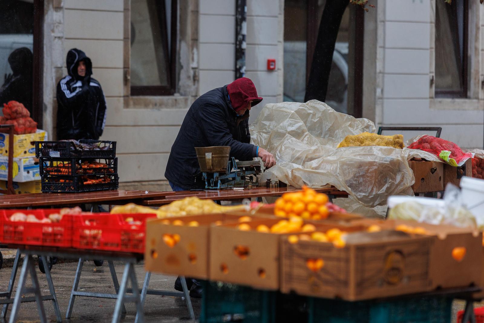 Rijeka: Kiša te jugo otežavaju rad na tržnici Rijeka: Kiša te jugo otežavaju rad na tržnici