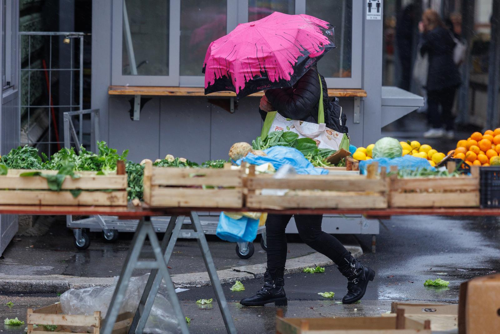 Rijeka: Kiša te jugo otežavaju rad na tržnici Rijeka: Kiša te jugo otežavaju rad na tržnici