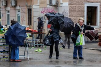 Rijeka: Kiša te jugo otežavaju rad na tržnici Rijeka: Kiša te jugo otežavaju rad na tržnici