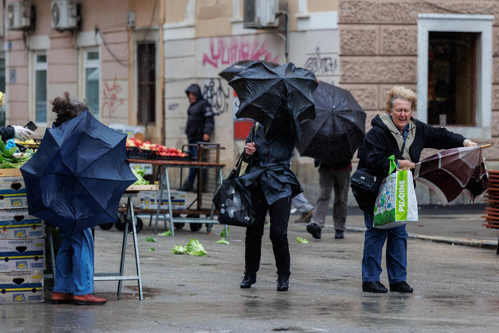 Rijeka: Kiša te jugo otežavaju rad na tržnici Rijeka: Kiša te jugo otežavaju rad na tržnici