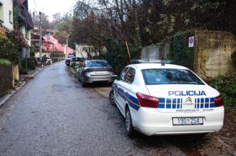 Zagreb: Na Črnomercu pronađeno tijelo žene, policijski očevid u tijeku Zagreb: Na Črnomercu pronađeno tijelo žene, policijski očevid u tijeku