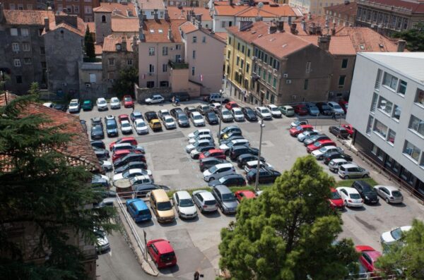 Pogled iz ptičje perspektive na parkiralište Gomila u centru Rijeke